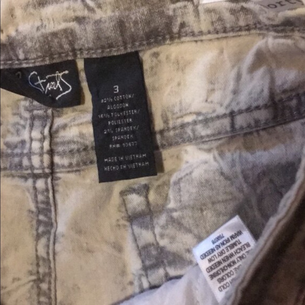 Shorts - Picture 3 of 3